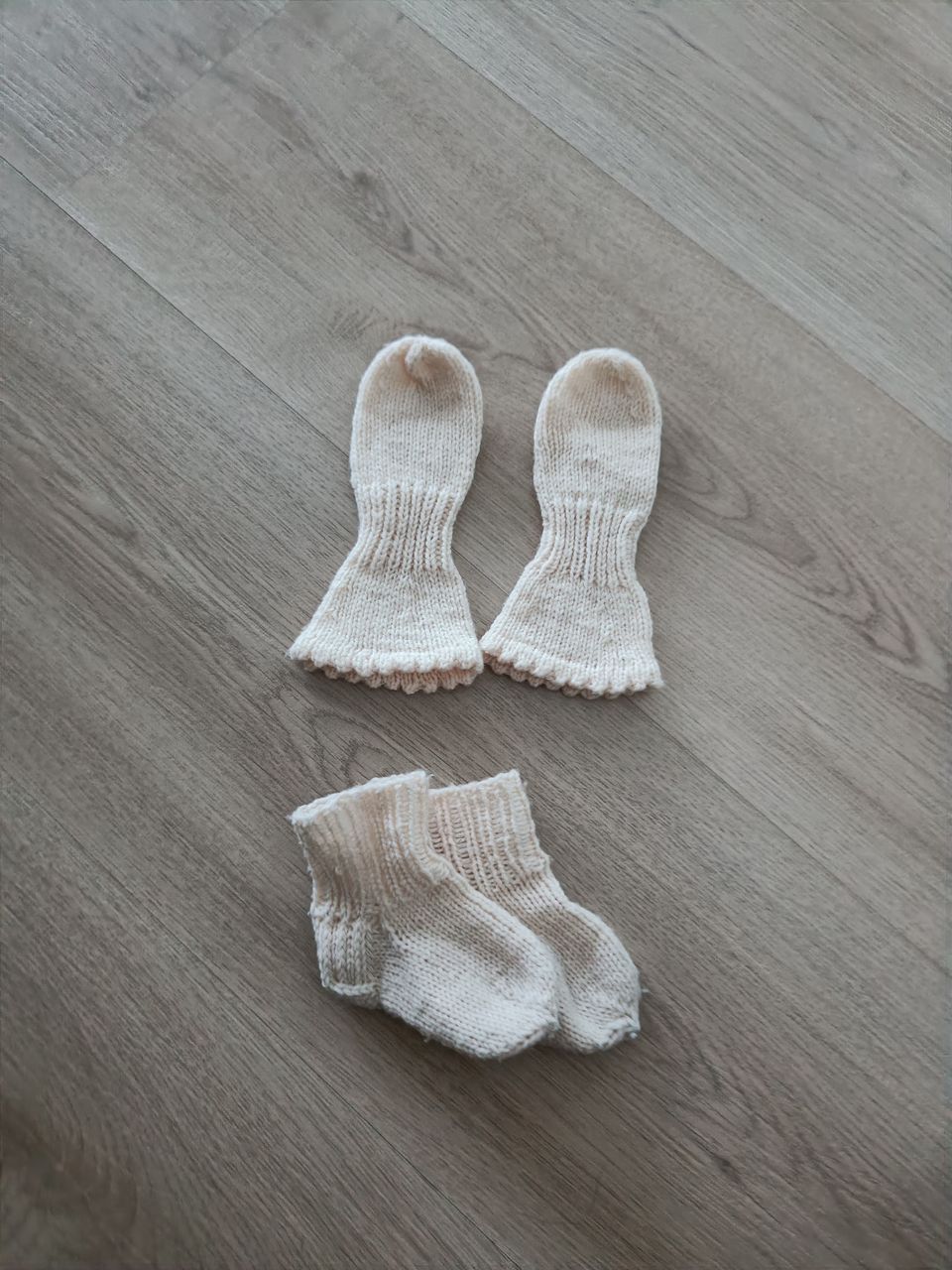 Merinovillaiset lapaset ja sukat vauvalle