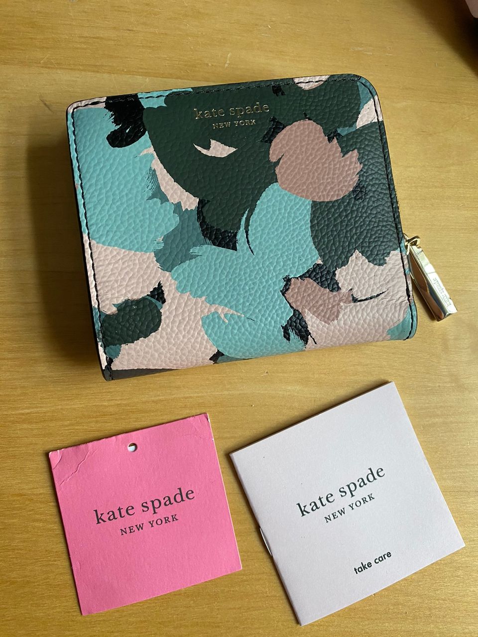 Uusi Kate Spade Small Bifold wallet lompakko