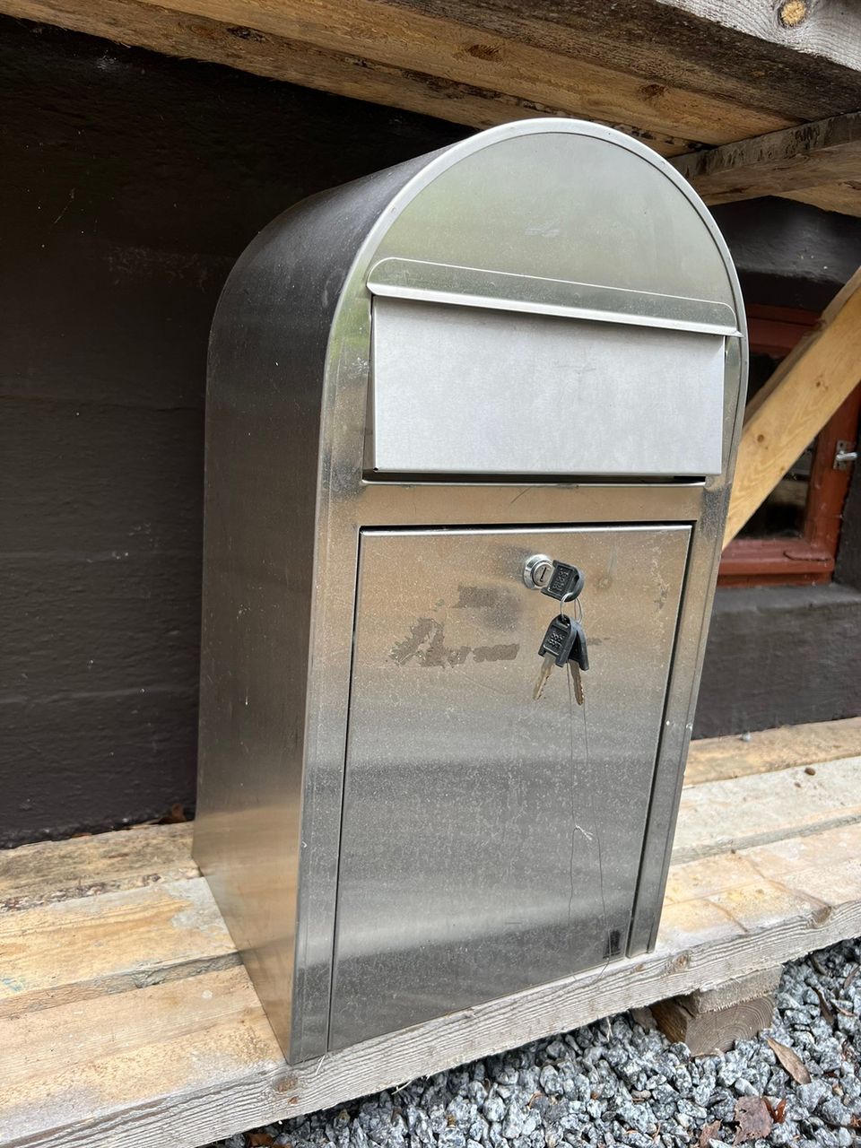 Bobi lukollinen postilaatikko
