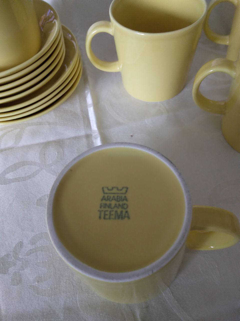 Arabia Teema Keltaiset kahvimukit ja lautasia