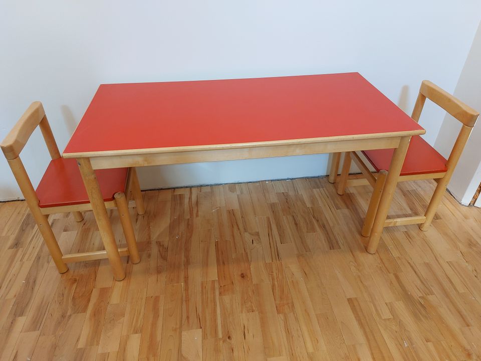 Lastenhuoneen pöytä ja kaksi tuolia