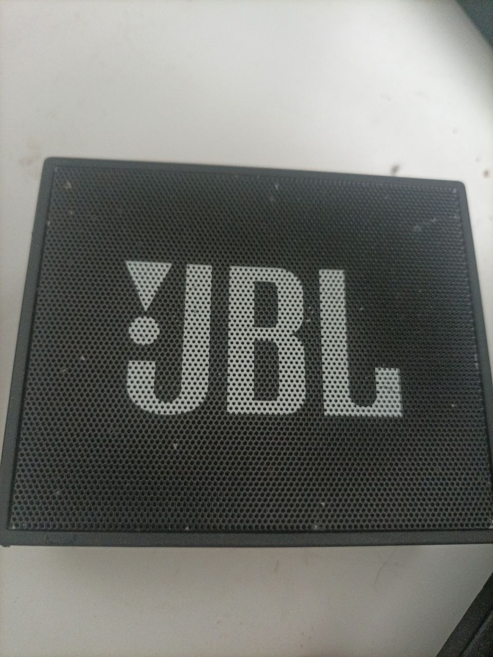 Musta JBL kaijutin