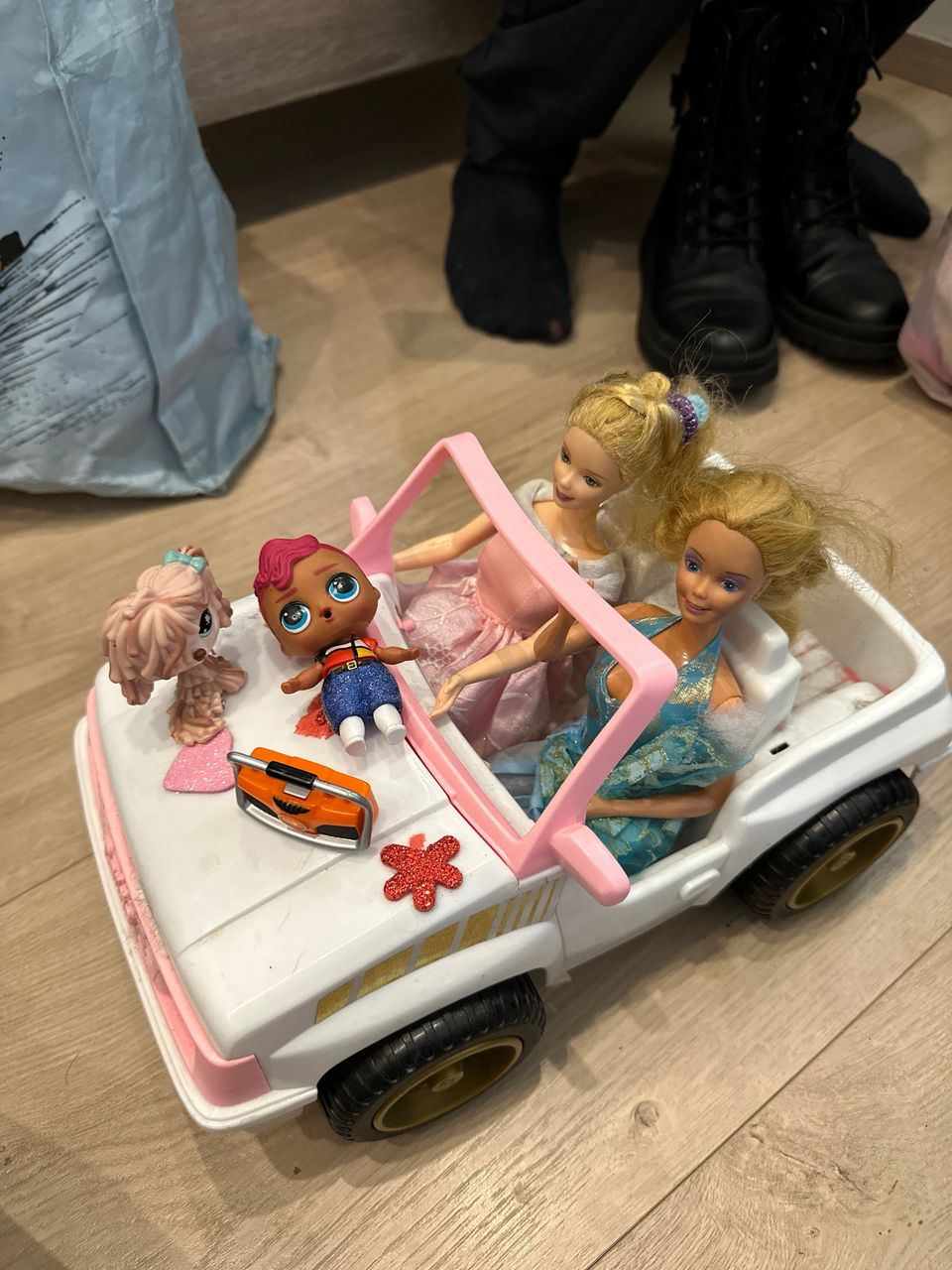 Barbie nuket, Barbie auto ja pari muuta hahmoa