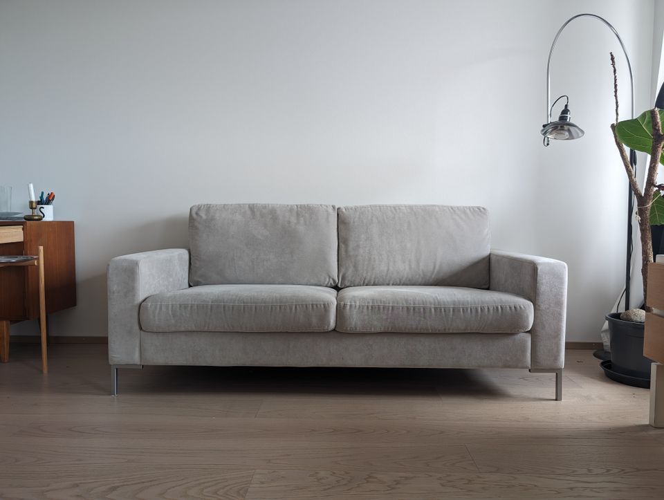 Kolmen istuttava sohva, Interface