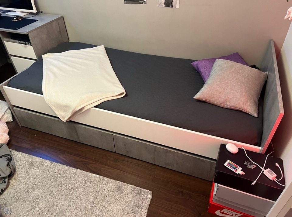 Sänky säilytystilalla 90x200 cm valkoinen / harmaa