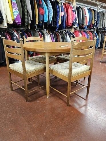 Pyöreä pöytä + jatkopala + 4 tuolia, vintage