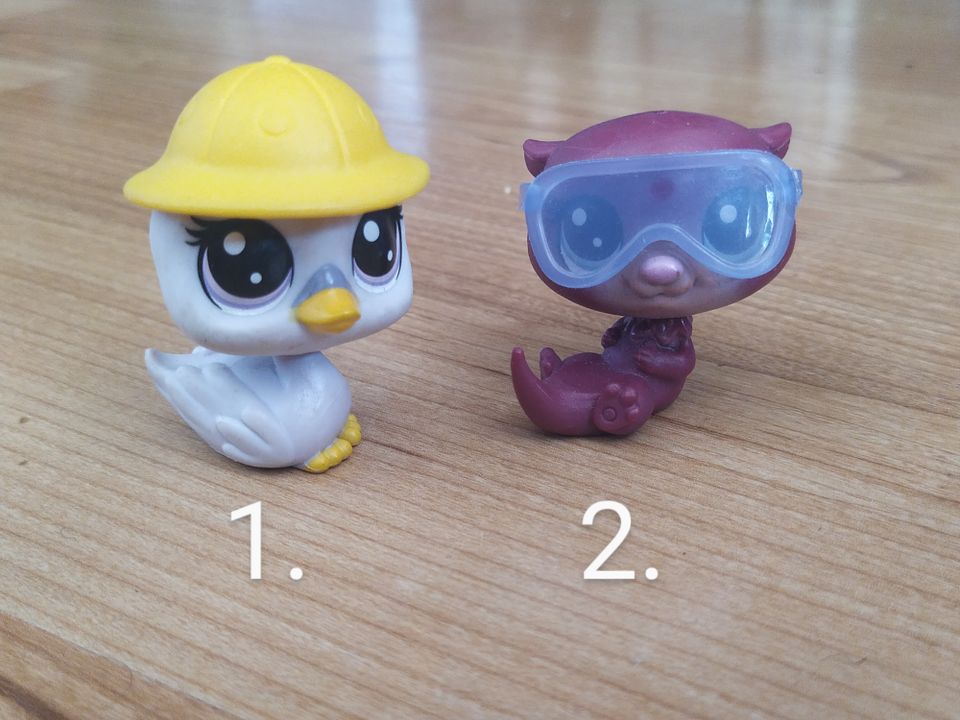 Kaksi Littlest Pet Shop leluja asusteineen