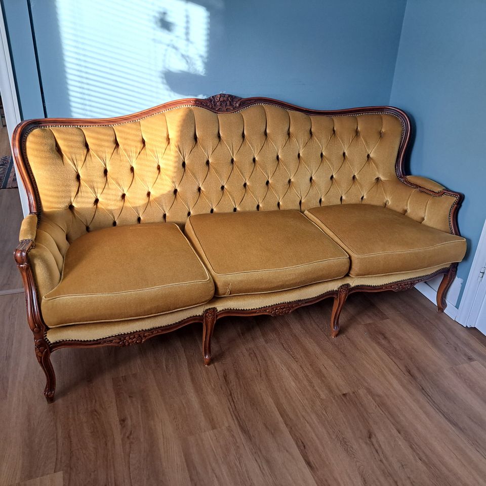 Keltainen antiikki sohva