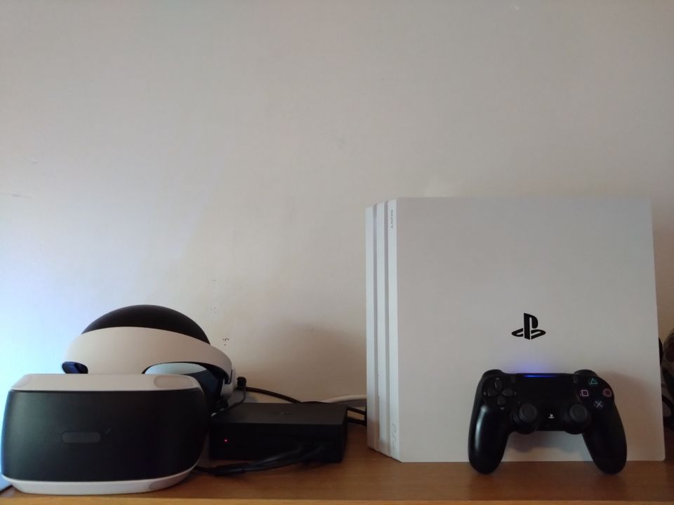 Playstation 4 pro and vr1 headset