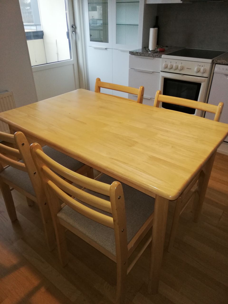 Pöytä ja 4 tuolia