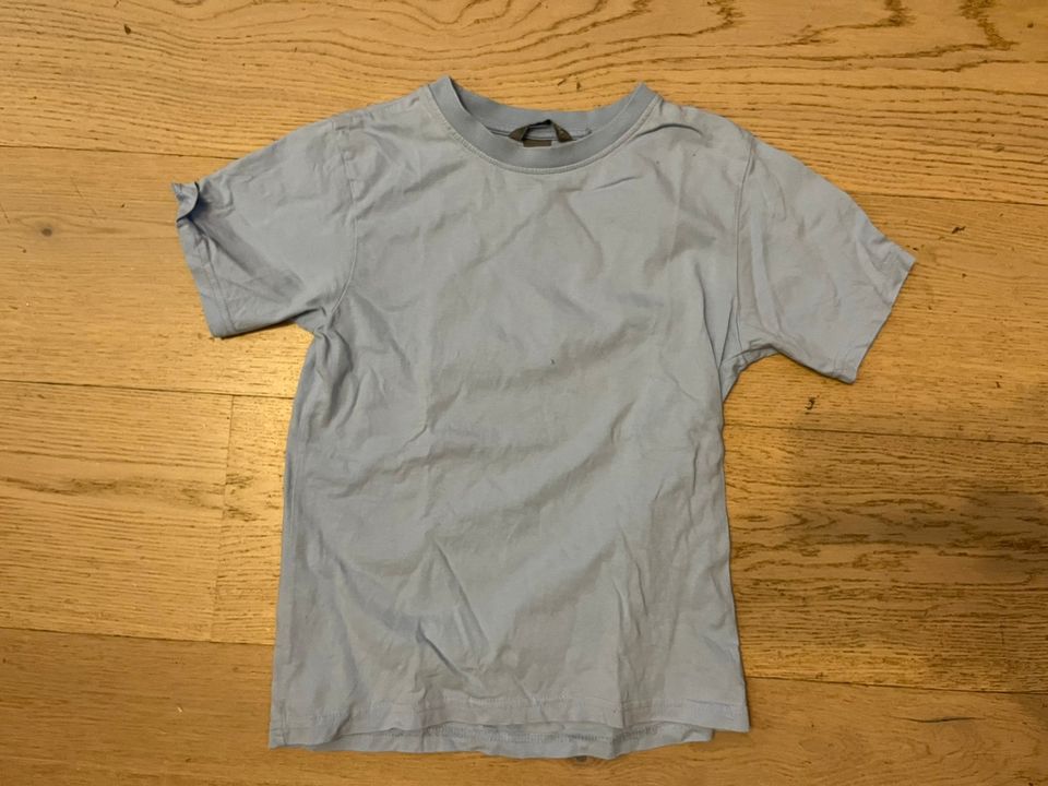 Vaaleansininen t-paita koko 122-128 cm