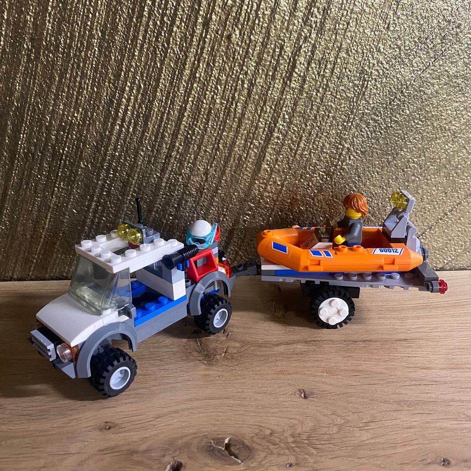 Lego auto ja pelastusvene