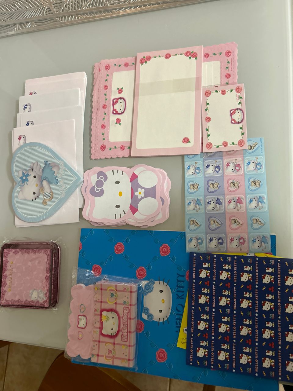 Hello Kitty paperitarvikkeita