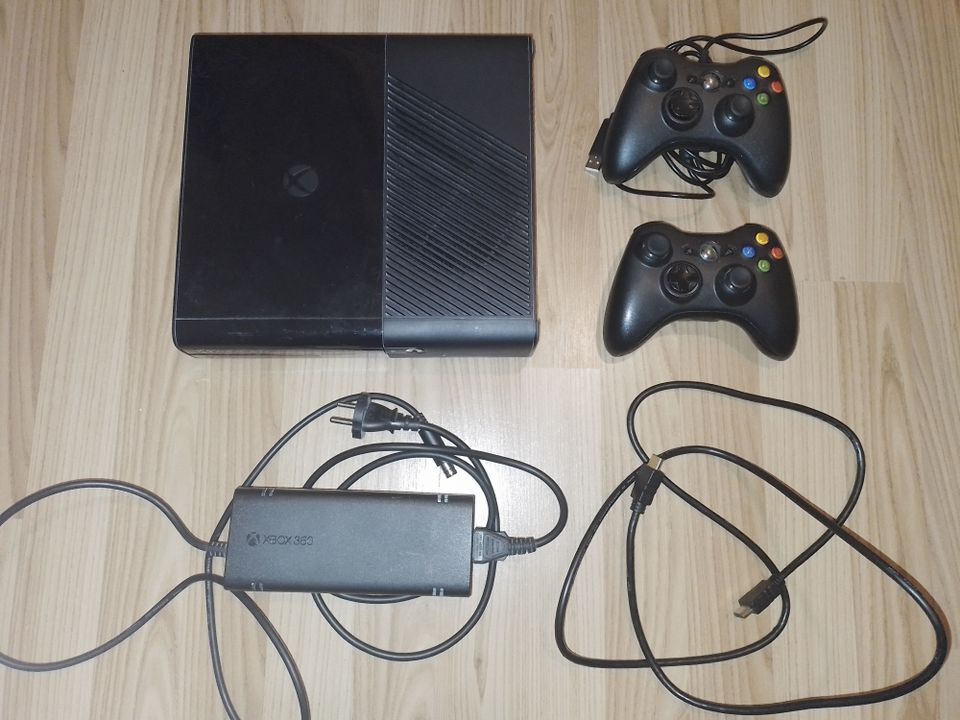 Xbox 360 E 250 GT sekä ohjaimet ja pelit