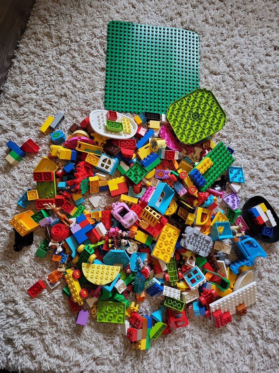 Lego Duploja + rakennuslevy