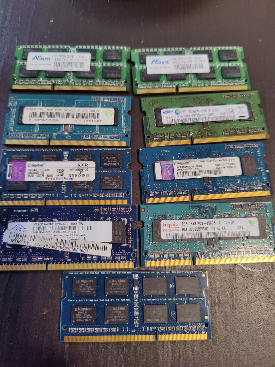 Kannettavan DDR3 muistia, 2 GB kampoja, 9 kpl