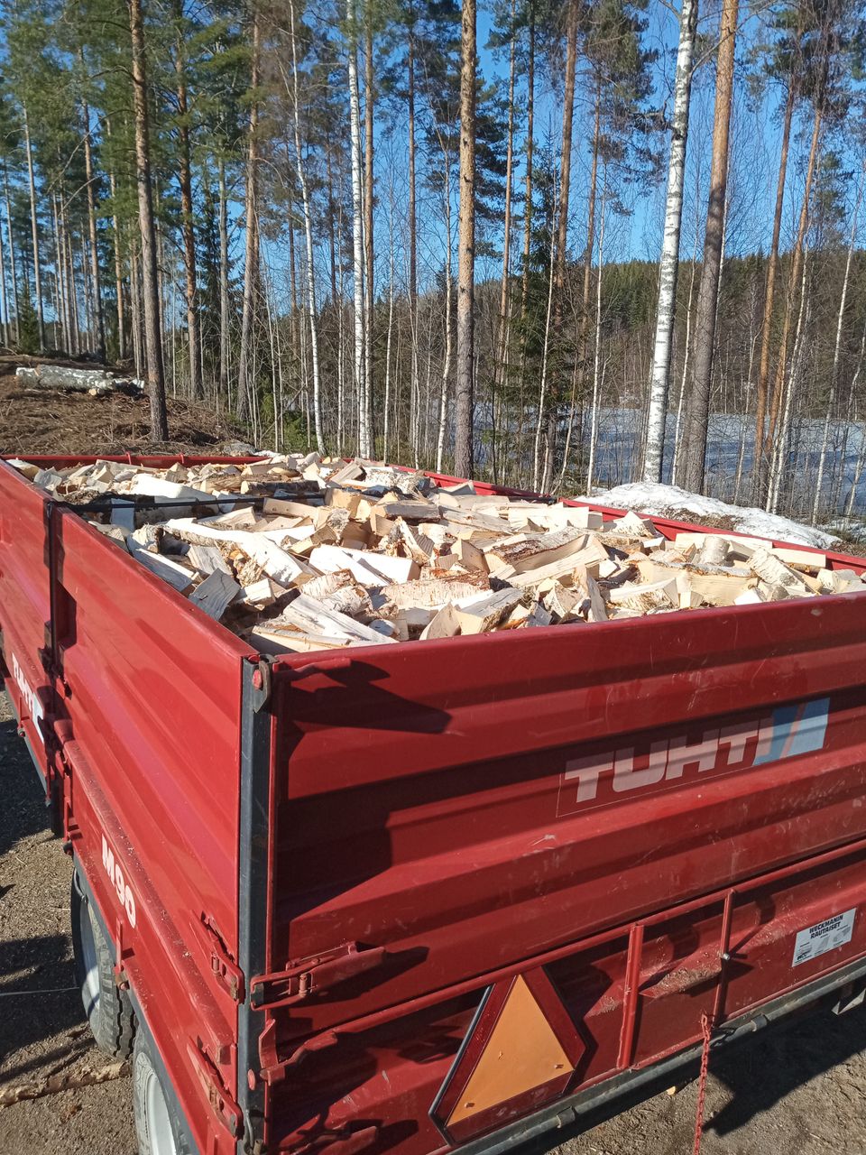 Koivuklapia Heinolassa traktorin peräkärryllinen