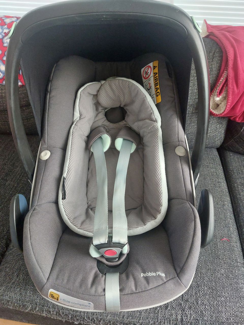 Maxi-Cosin Pebble Plus-turvakaukalo ja Isofix-kiinnitteinen 2wayFix-telakka