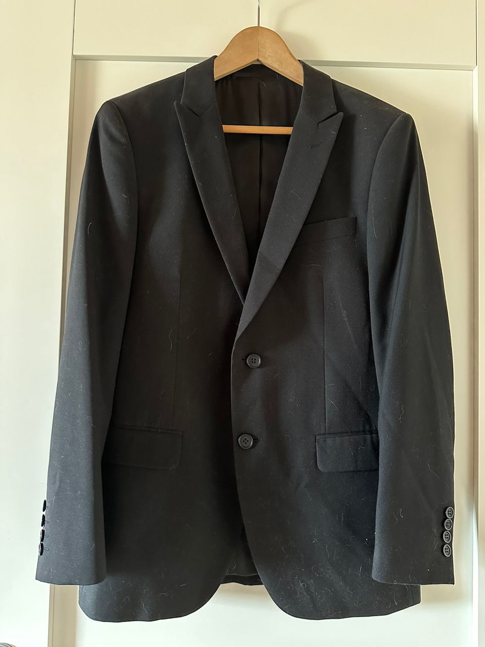 Miesten/nuorten musta puku (takki C48, housut B50)