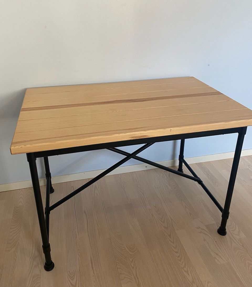 Kullaberg pöytä 110x70 cm, mänty/musta metalli