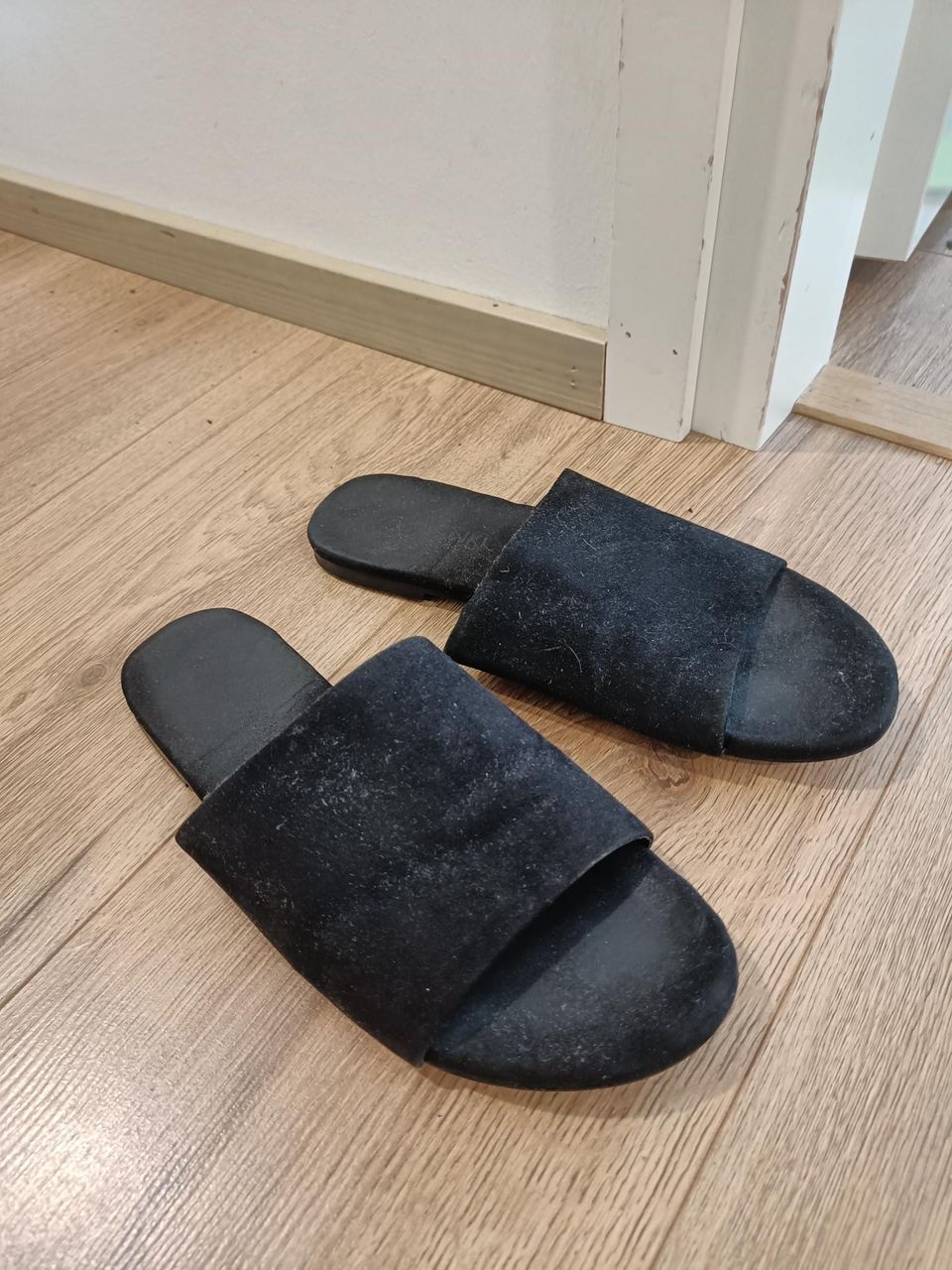 Mustat sandaalit