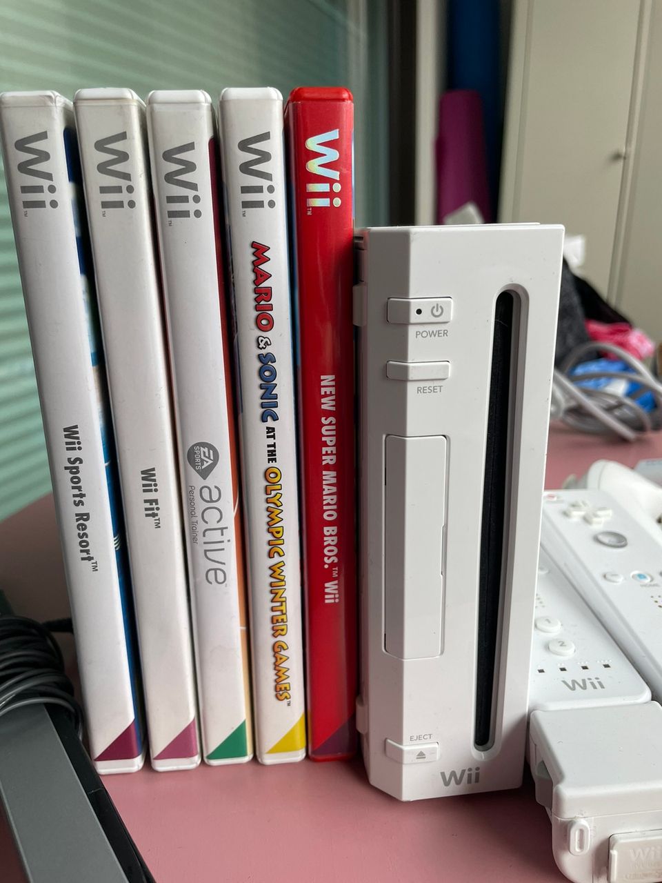 Nintendo Wii: pelikonsoli ja ohjaimet, pelejä ja piuhat