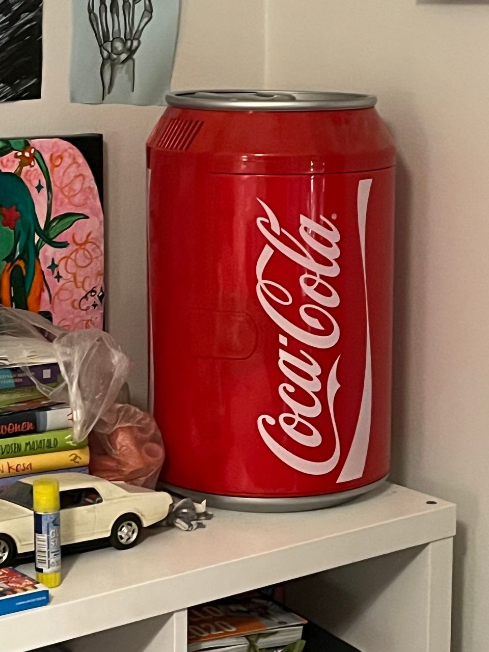 Mini jääkaappi (coca-cola tölkin näköinen)