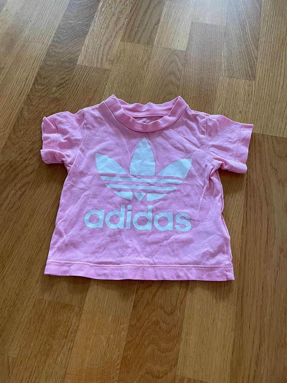 Adidas t-paita koko 68