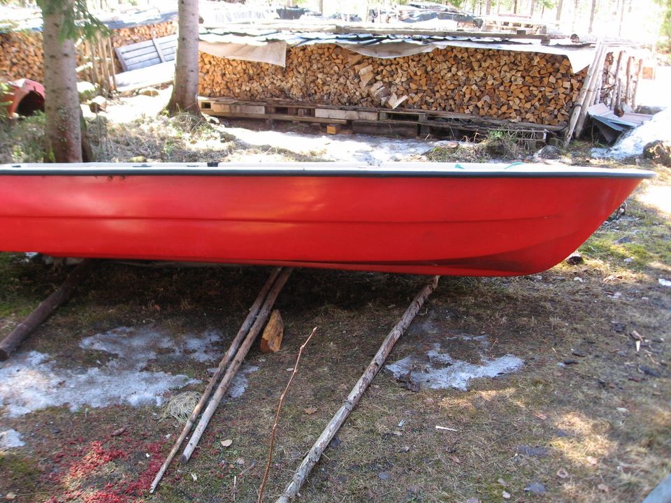 Tasaperä lasikuituvene  , pit. 4M  lev.1,4 M. punainen  (Lohi)  Hyväkuntoinen.