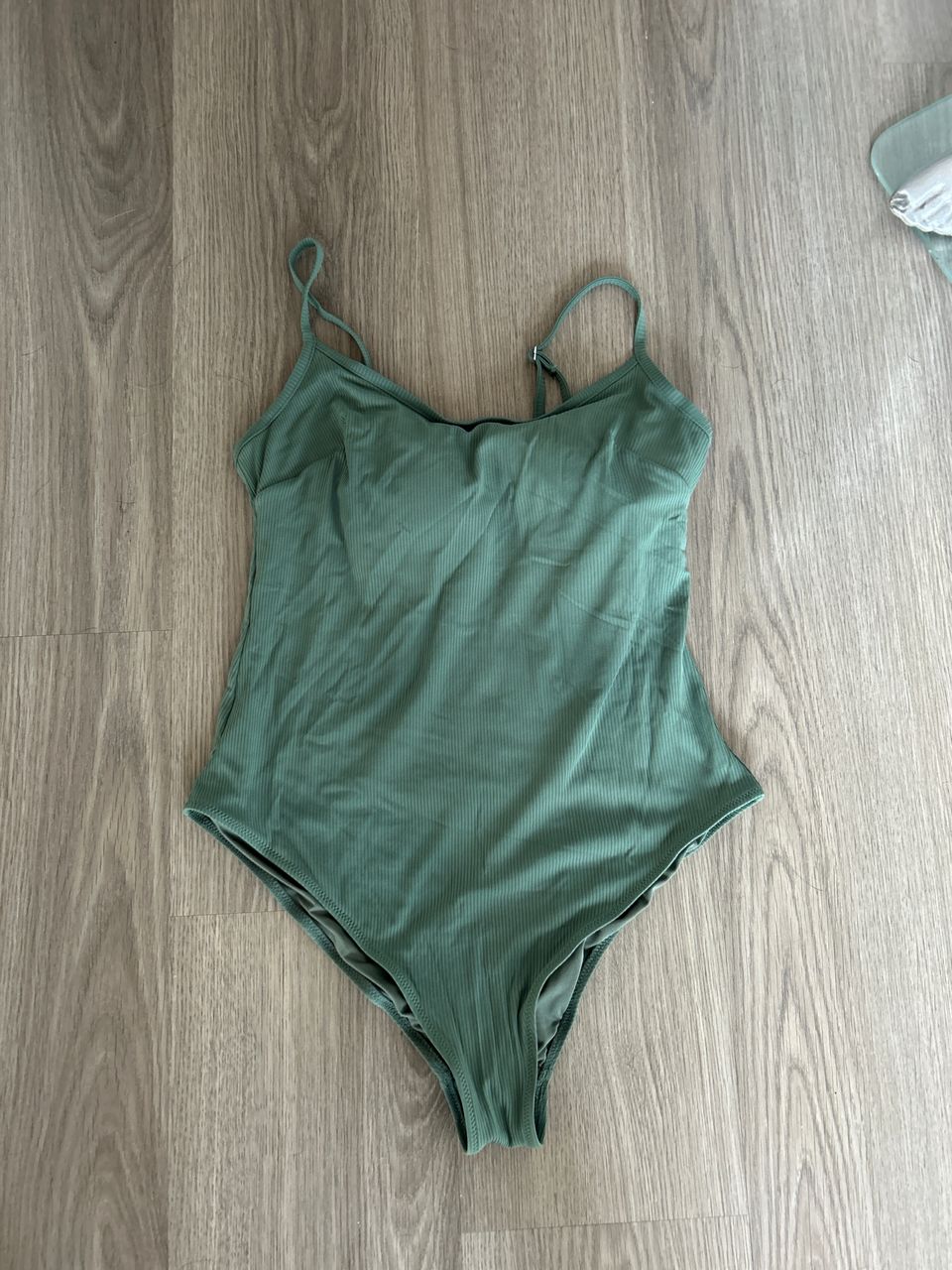 Khaki vaalea vihreä uimapuku rintatoppauksilla L