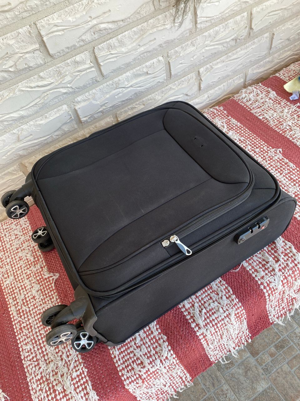 Musta matkalaukku, käsimatkatavarakoko