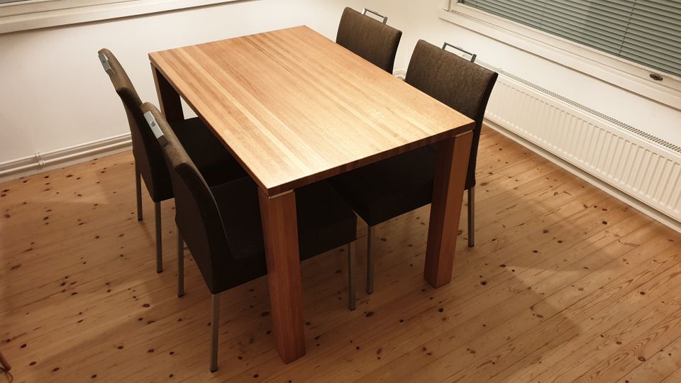 Ruokailupöytä tammea (ei kuvan tuolit)