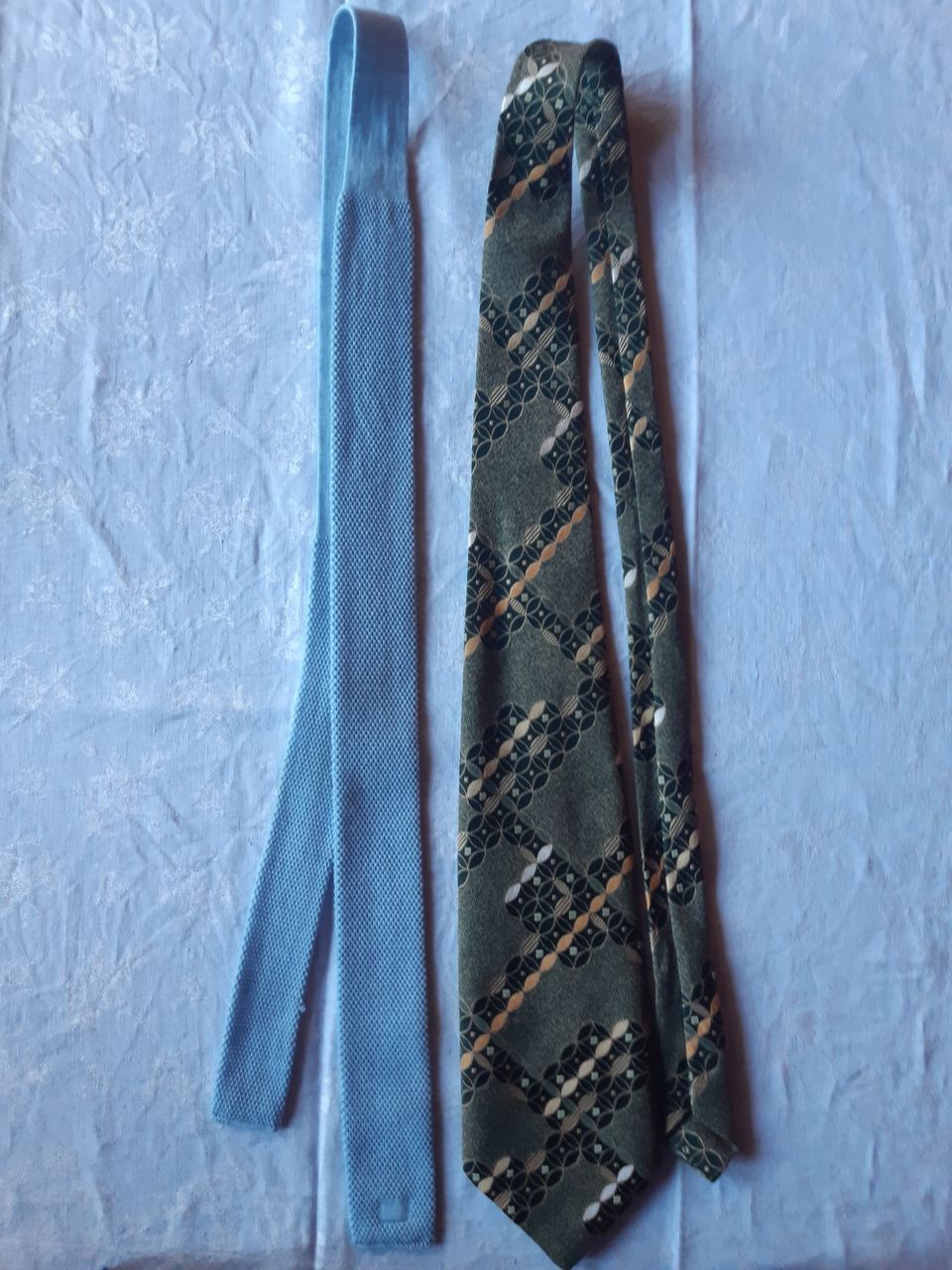 2 kpl Kravatti,solmio 1980-luvulta