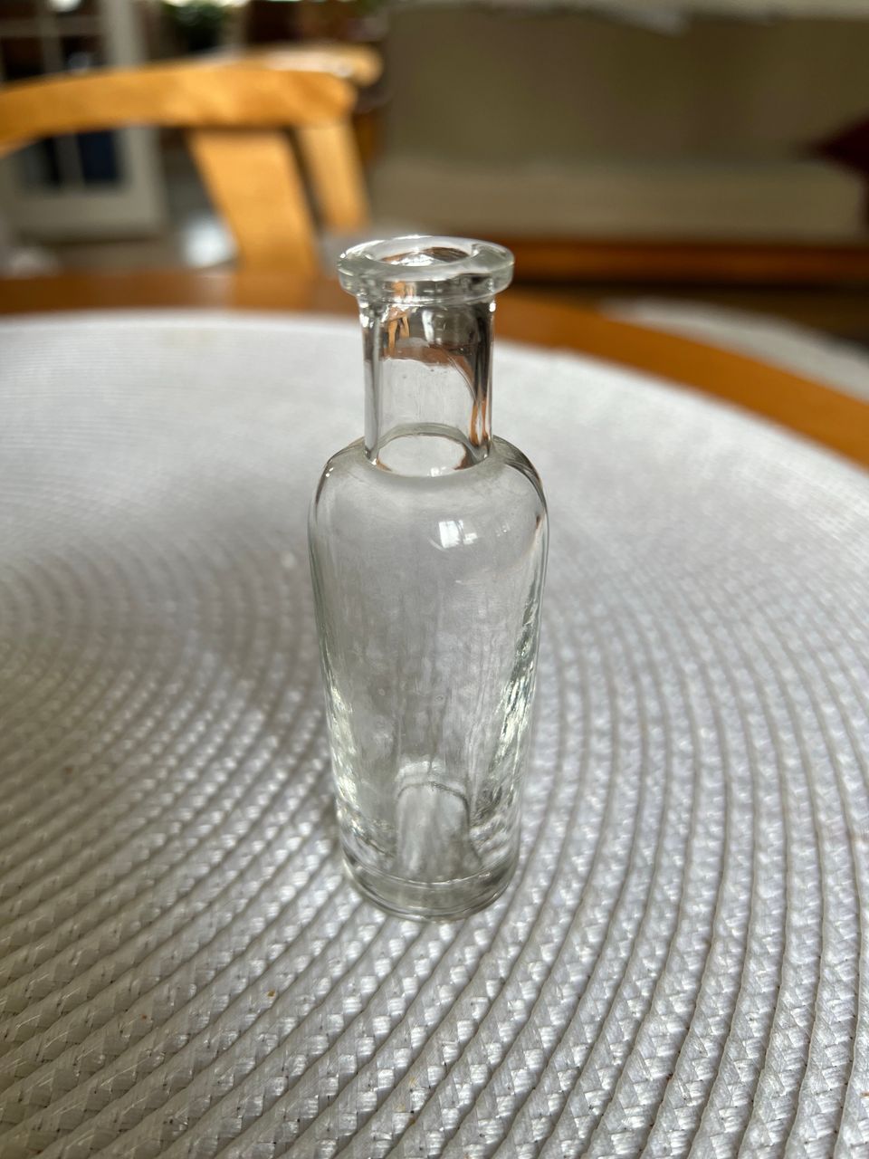 Pieni pyöreä vanha apteekin pullo