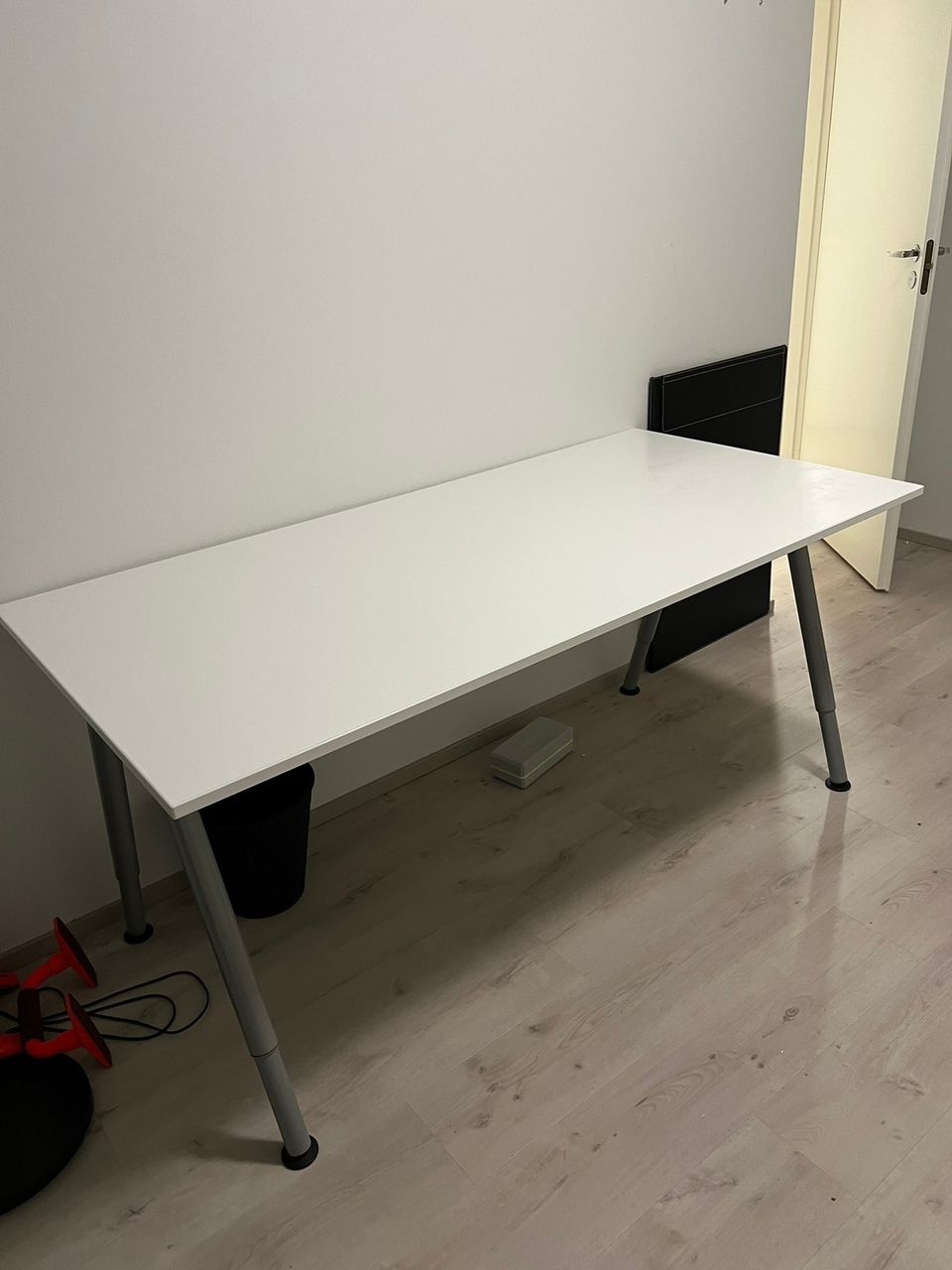Ikea valkoinen työpöytä
