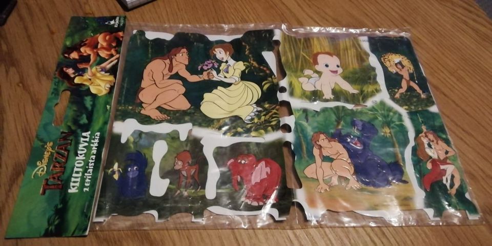 Tarzan-kiiltokuva-arkit. Paketissa 2 erilaista arkkia.