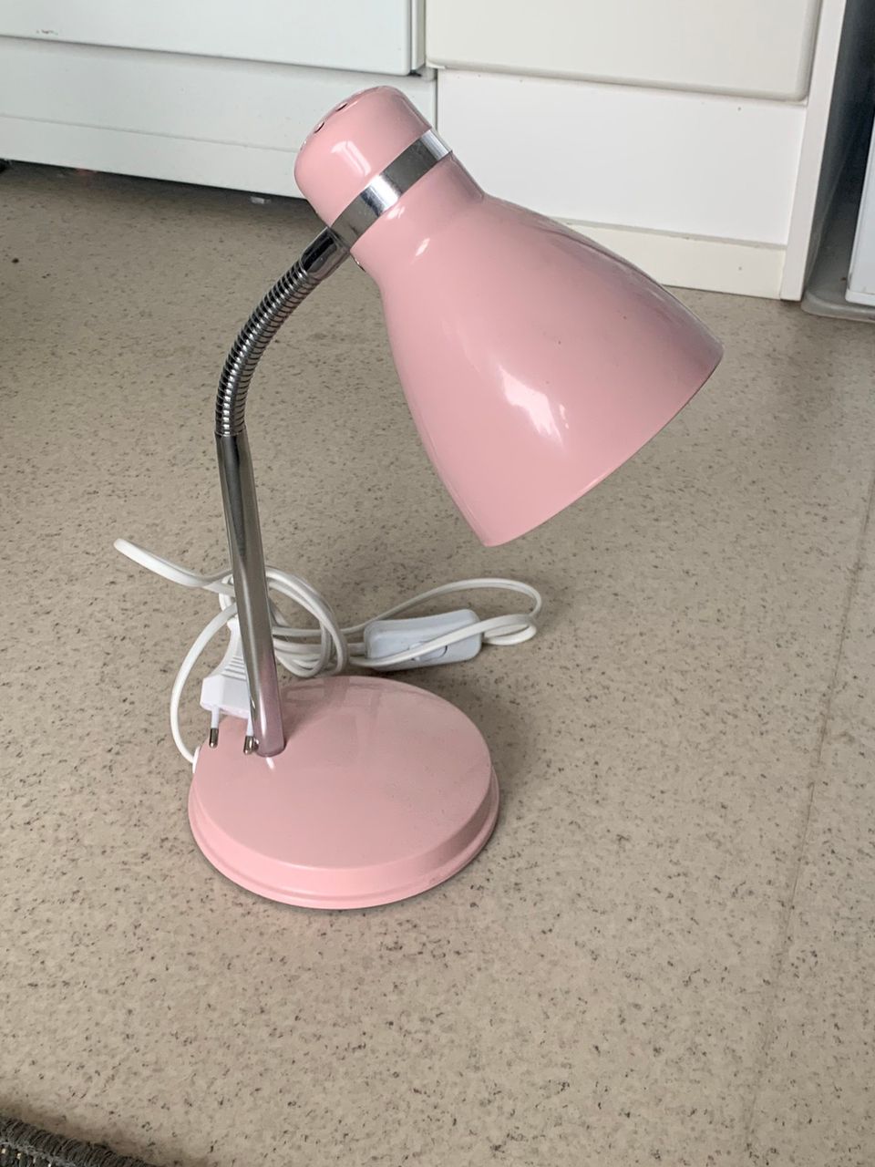 Pinkki pöytälamppu