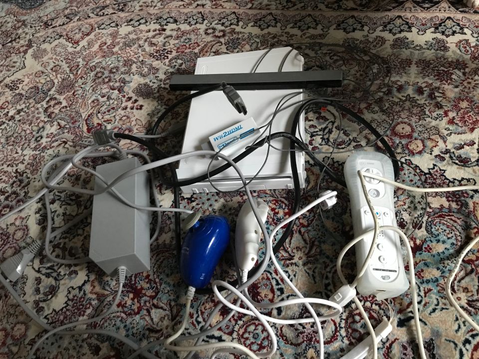 Wii konsoli ja tarvikkeita