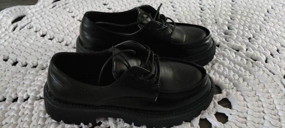 Mustat naisten kengät