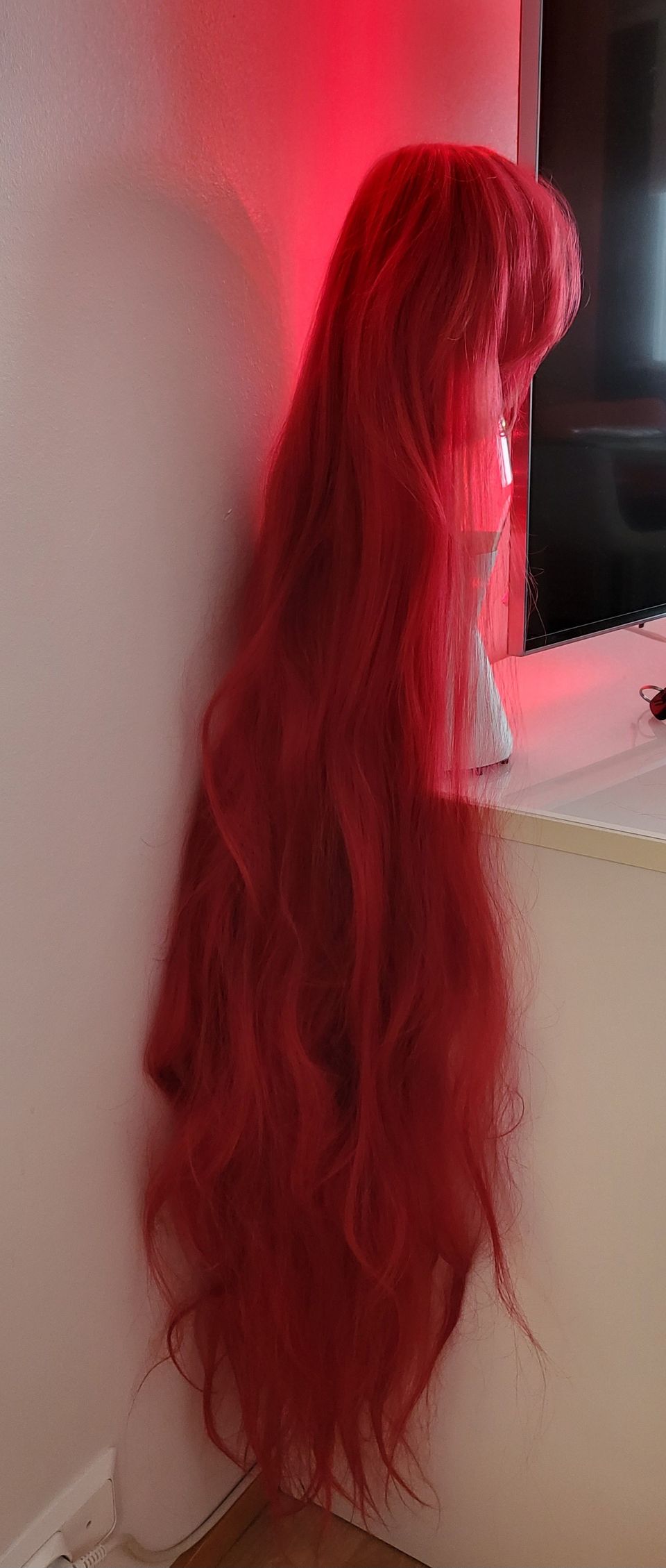 Pitkä punainen peruukki