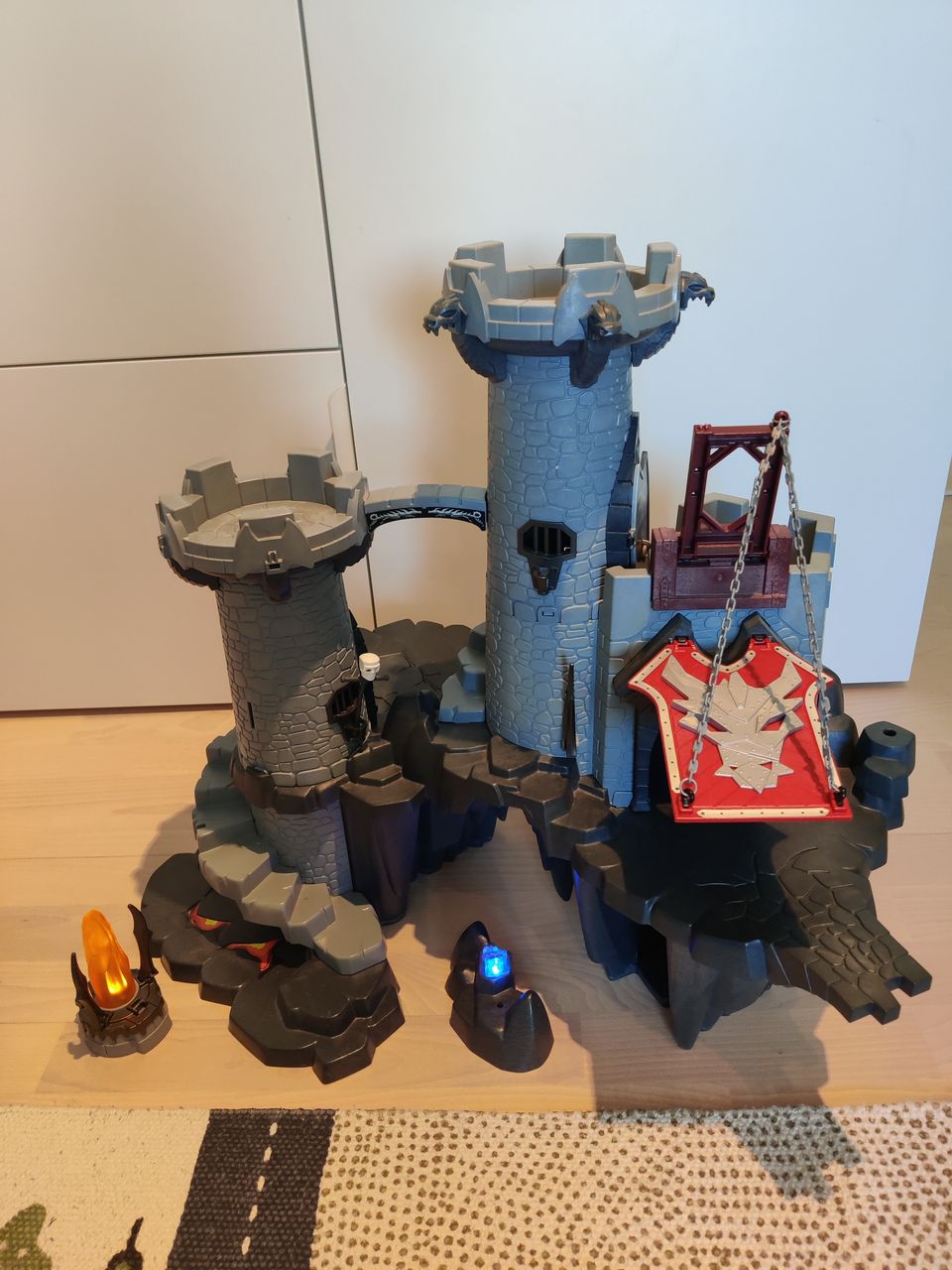 Playmobil linna, lohikäärme ja hahmoja