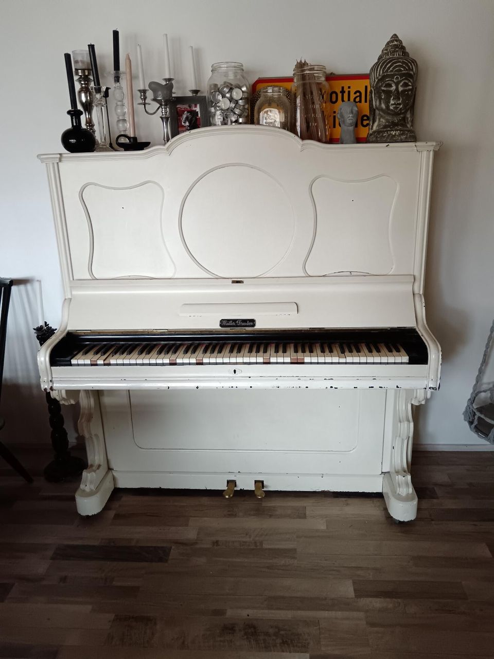 Myydään vanha piano
