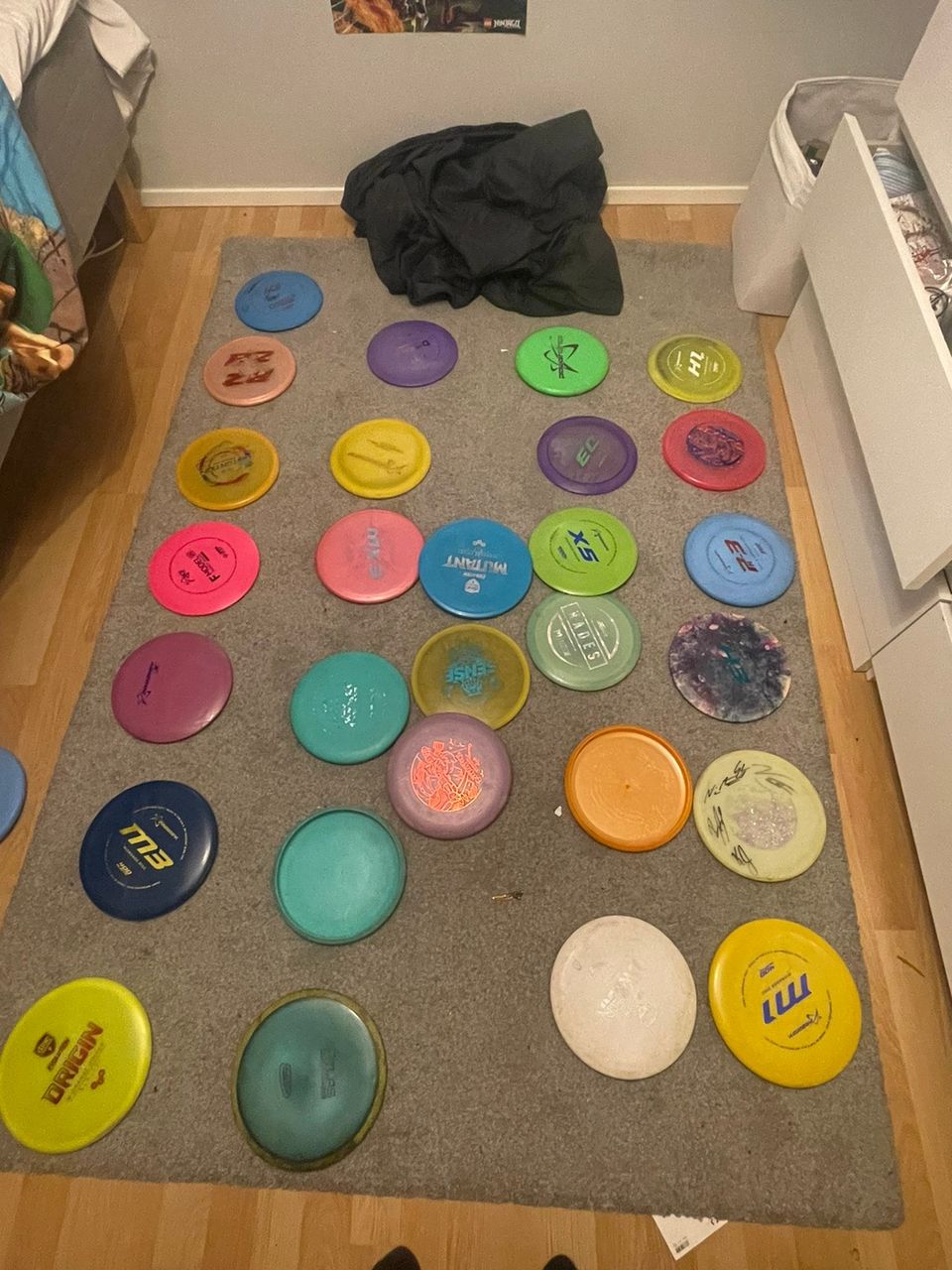 Noin 26 frisbee kiekkoa