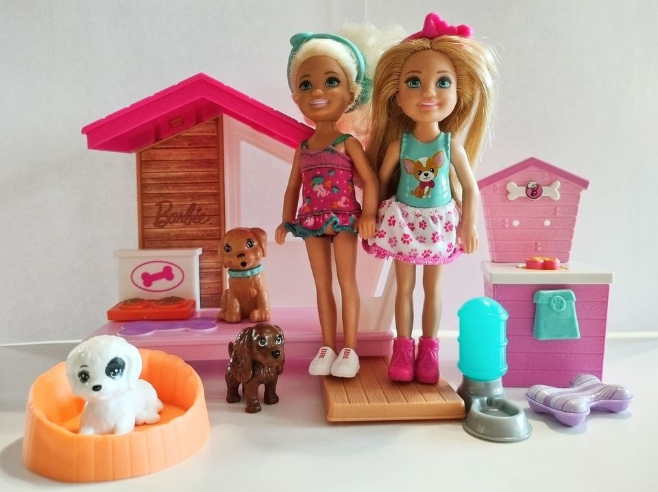 Barbie koirankoppi ja kaksi Chelsea nukkea