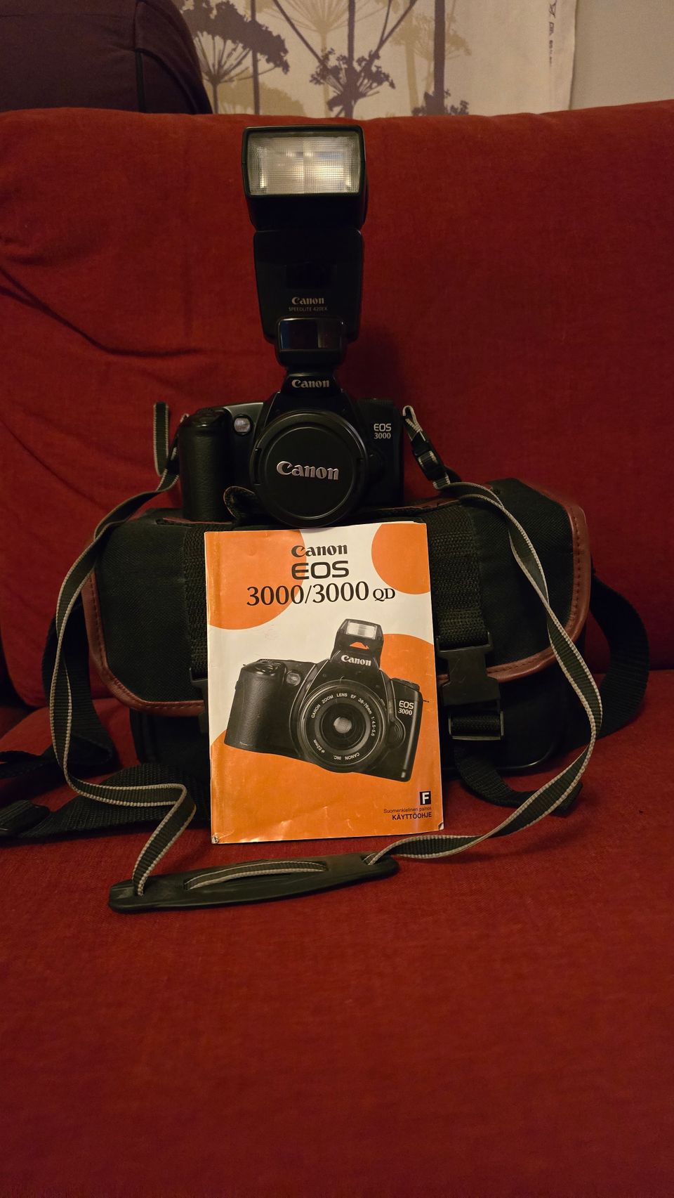 Canon EOS 3000, Canon Zoom Lens EF 28-80mm ja Speedlite 420EX ym.