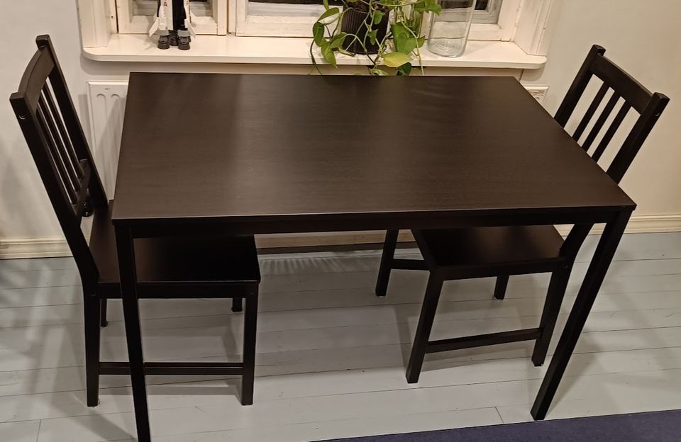 Ikea Sandsberg pöytä ja kaksi Stefan tuolia