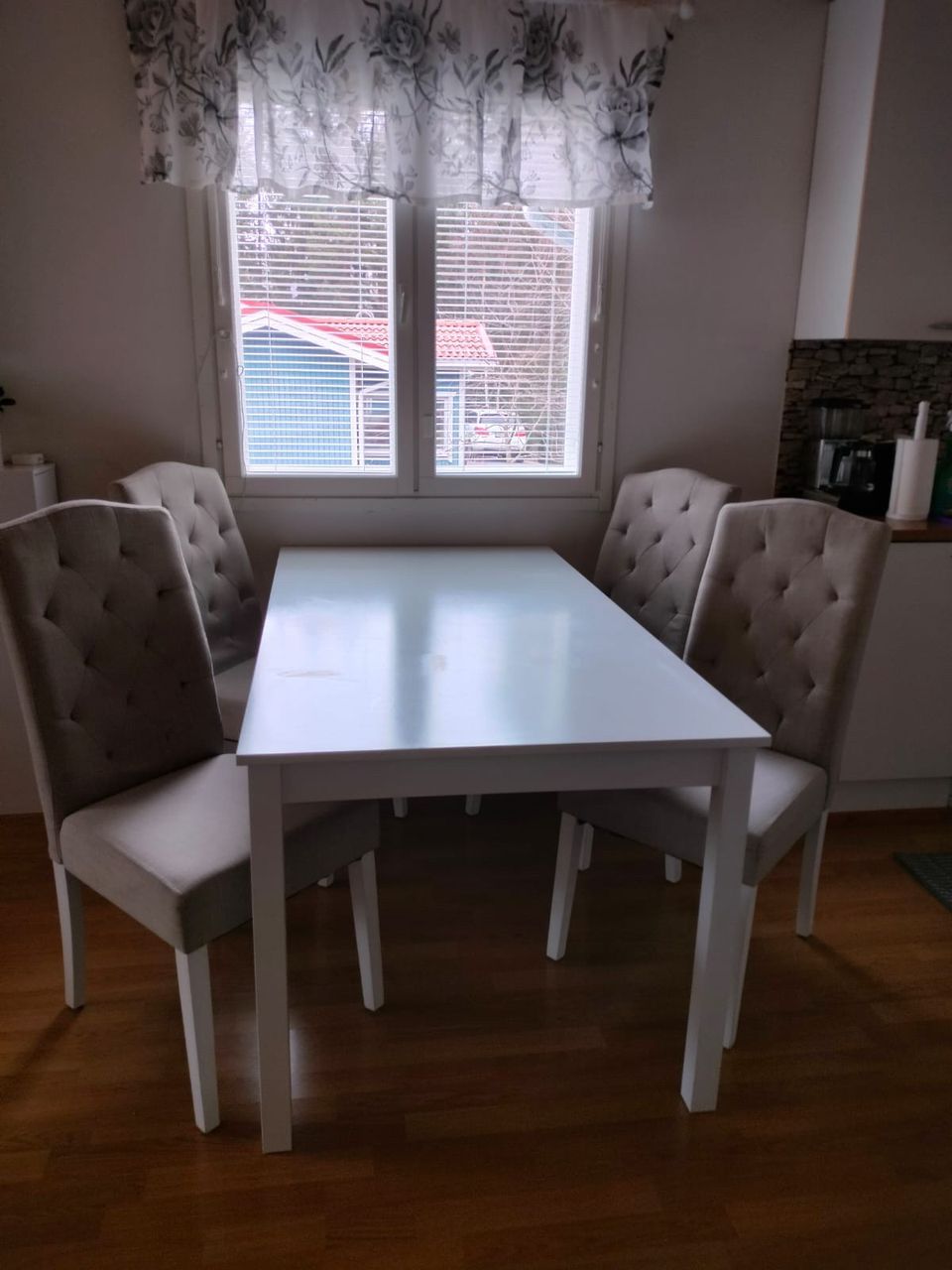 Keittiönpöytä ja tuolit 4kpl