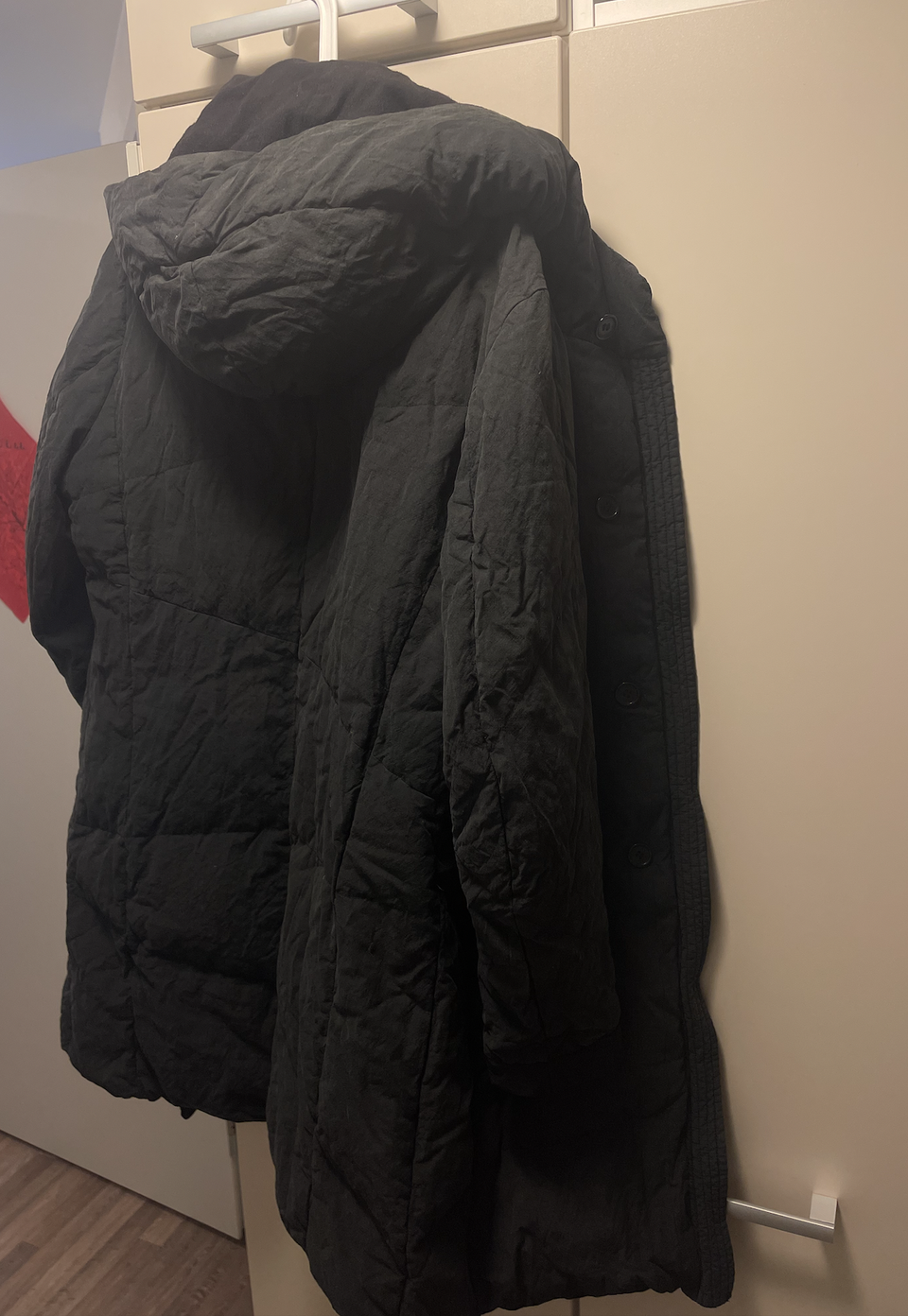 Warm black down jacket, made of pure cotton and wool.Lämmin musta untuvatakki