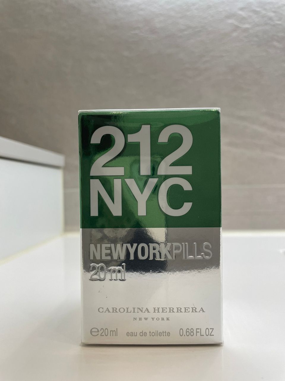 Carolina Herrera 212 NYC hajuvesi, 20ml