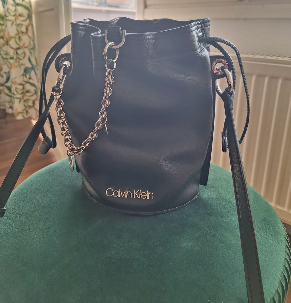 Calvin Klein ämpärilaukku